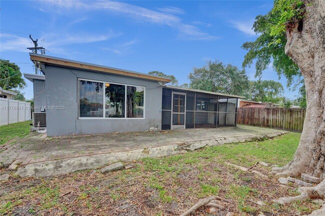 Building Photo - 924 N 30th Rd