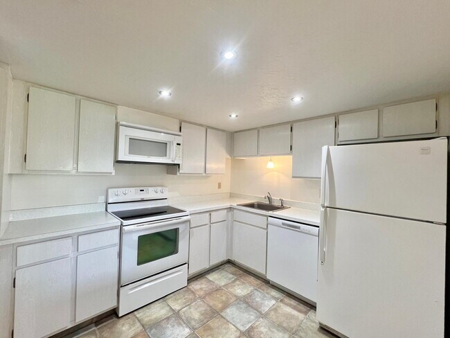 Building Photo - Charming 2-Bedroom Apartment Home in The Fairways – Silver Springs Shores