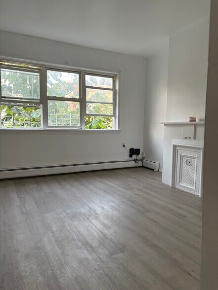 Large Living Room - 13 Seidler St