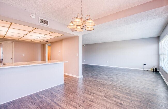 Building Photo - 225 Country Club Dr