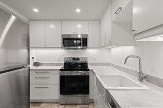 Building Photo - Desirable Updates Lake Oswego Condo 1Bed/1Bath - Mt Park