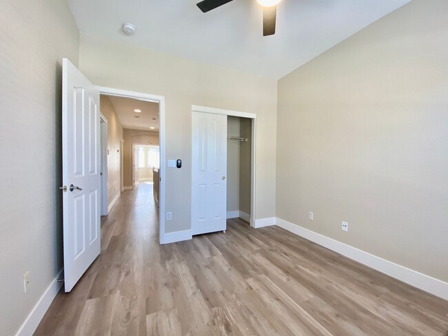 Building Photo - NEWLY RENOVATED, VERY CLEAN 5 BED, 3 BATH,...