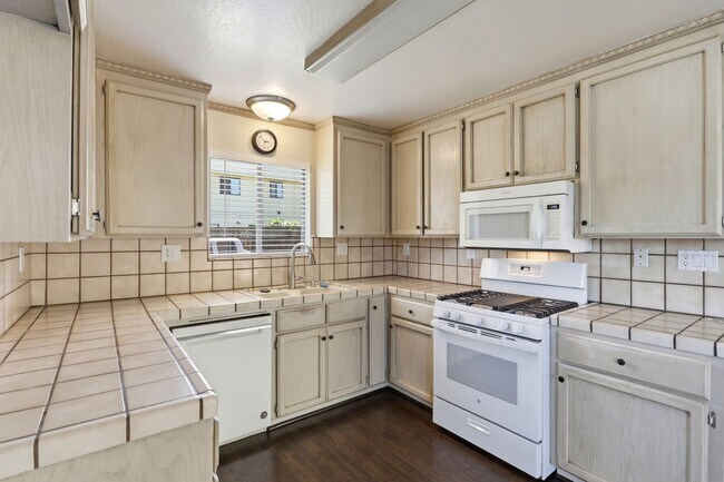 Building Photo - Great 3 Bedroom Townhome with Garage!