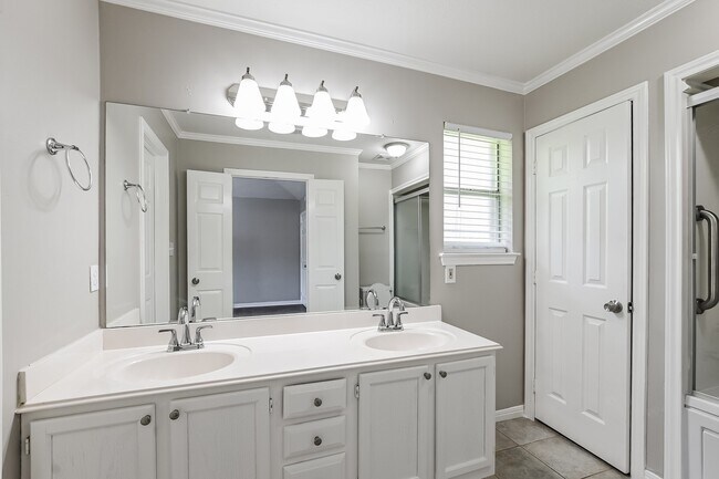 Building Photo - 521 Cedar Ave