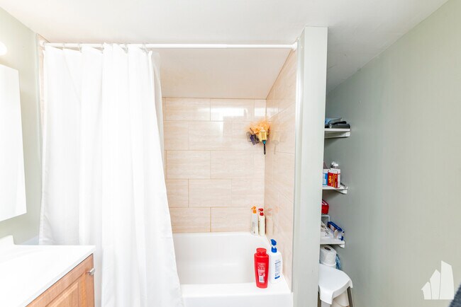 Building Photo - 1332 W Barry Ave