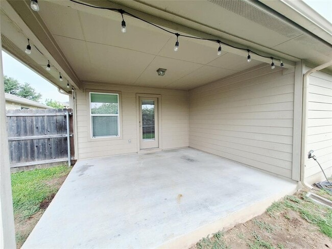 Building Photo - 325 Comal Run