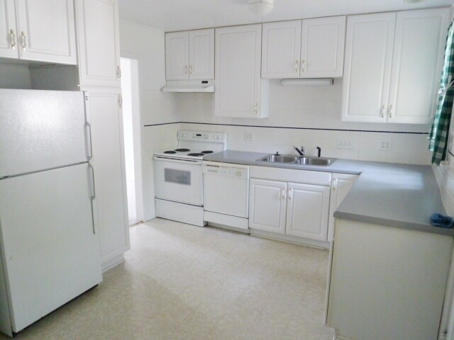 Building Photo - Lovely 2 bedroom home with hardwood floors, deck and sweet location in Chapel Hill