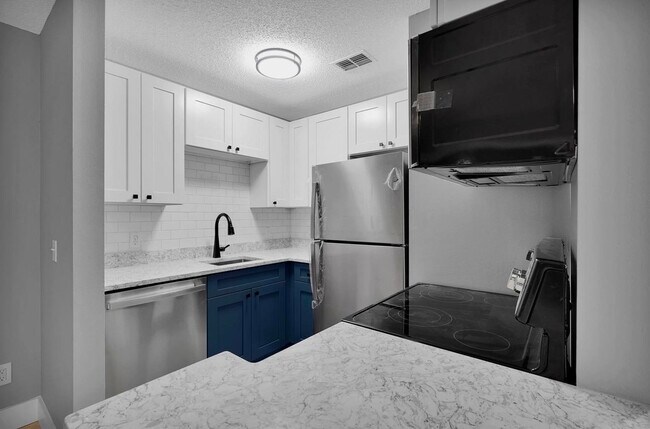 Building Photo - 30 Catalonia Ct