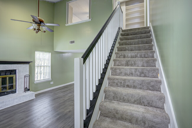 Building Photo - 121 Holland Park Cir