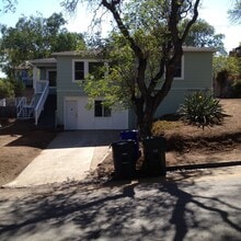 Building Photo - Beautiful 2bd/1ba Upstairs Duplex with a H...