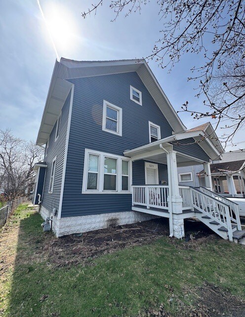 Building Photo - 571 E Benton St