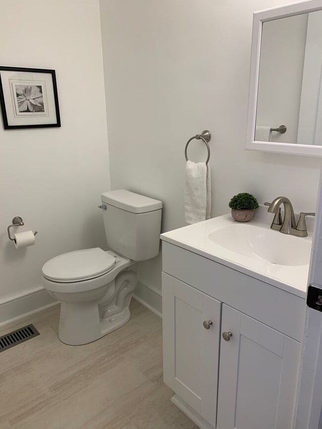 Building Photo - Adorable Single Family Home on Grand St