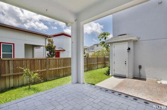 Building Photo - Gorgeous 3/2 Spacious Home with a Fenced B...