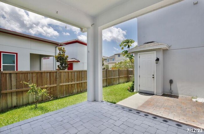 Building Photo - Gorgeous 3/2 Spacious Home with a Fenced Backyard and a Detached 2 Car Garage in the Desirable La...