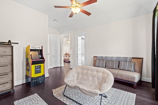 Building Photo - 2210 Bristlegrass Dr