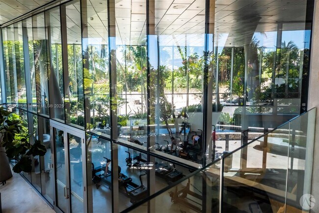 Building Photo - 2675 S Bayshore Dr