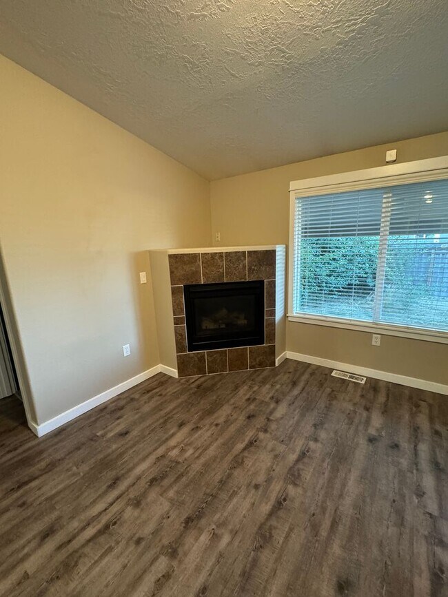 Building Photo - Gorgeous 4 bedroom, 2 bath, Albany
