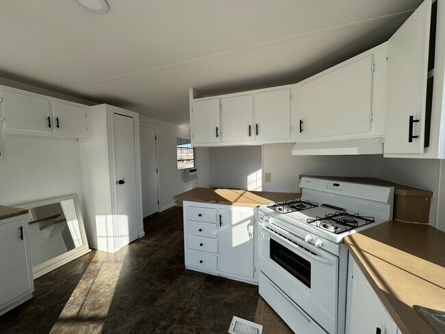 Building Photo - Charming  2 bedroom mobile