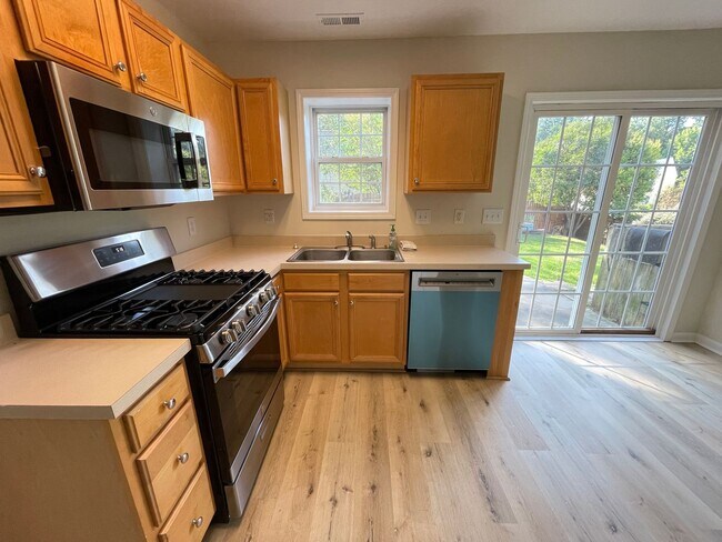Building Photo - Beautiful, updated 3br 2.5 ba home with garage, fenced-yard in Home Valley Farms Now Available!
