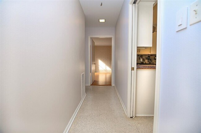Building Photo - 1215 Briarpark Dr