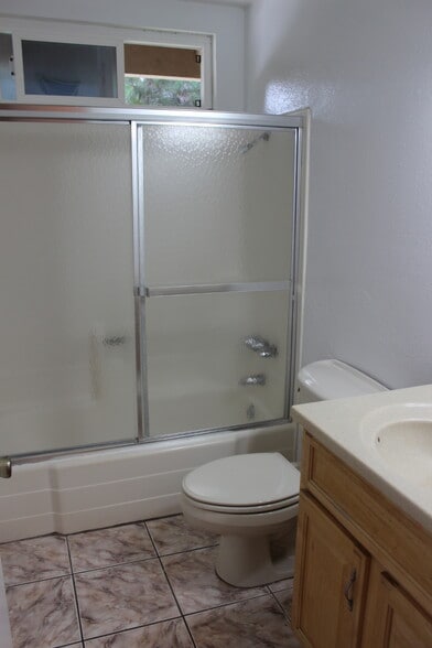 Bathroom - 5217 Jefferson Sq