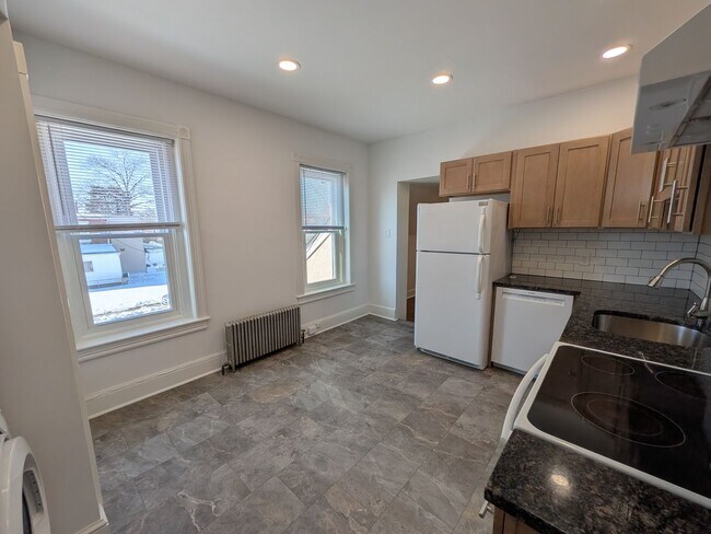 Building Photo - 1105 Queen St