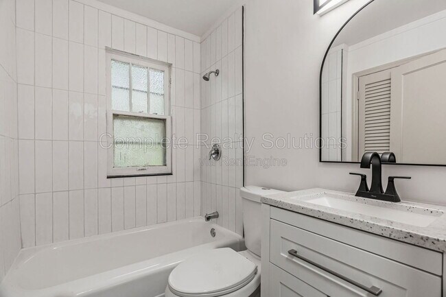 Building Photo - 10030 Bon Oak Dr