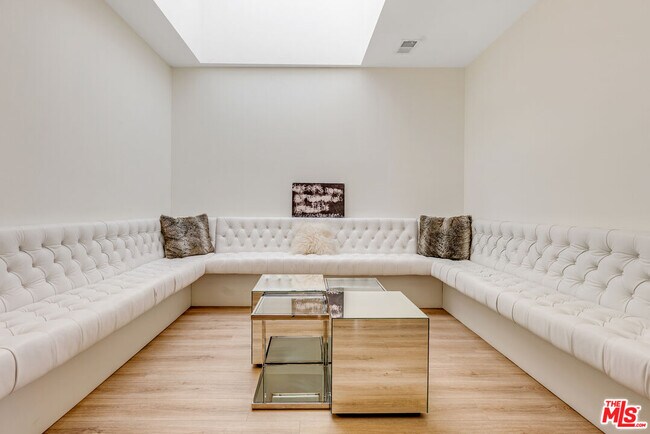 Building Photo - 6212 Santa Monica Blvd