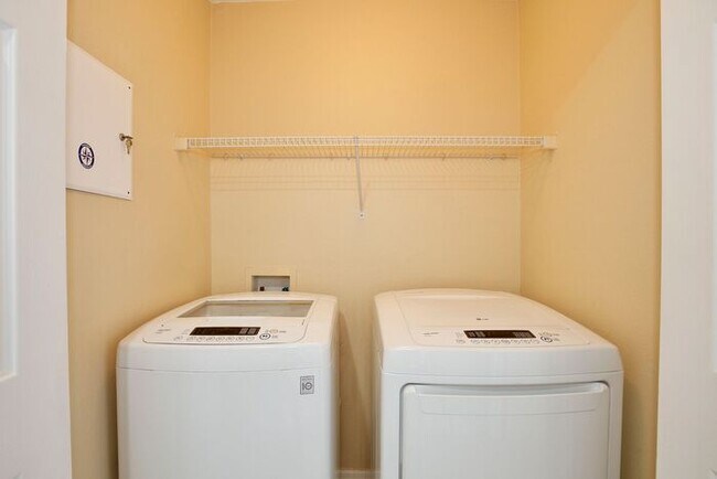 Building Photo - Beautiful 2/2.5 Townhome in the Gated Community of Waterford Villas - East Orlando is Available Now!