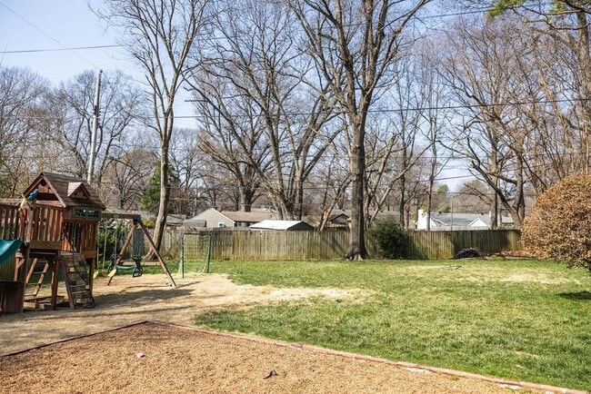 Building Photo - 3719 S Woodland Dr