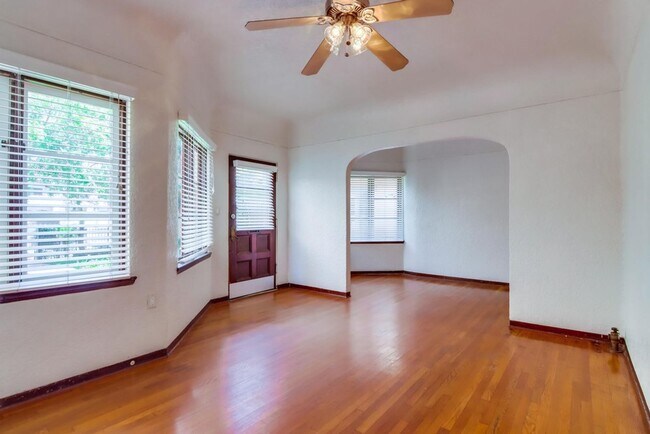 Building Photo - Charming Top Floor 1-Bedroom Apartment in ...