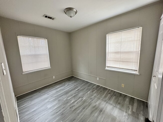 Building Photo - 249 Gloria Rd SW