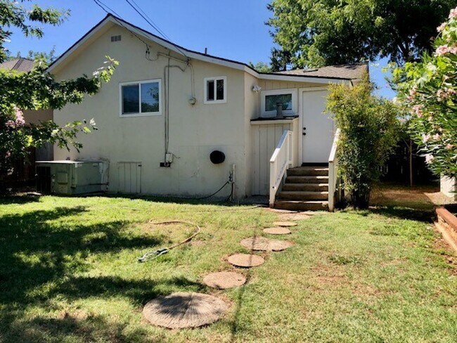 Building Photo - Charming 2 bedroom, 1.5 bath home near Sutter Street