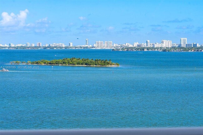 Building Photo - 725 NE 22nd St