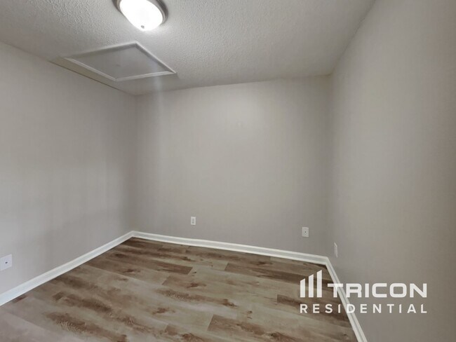 Building Photo - 5945 Presentation St