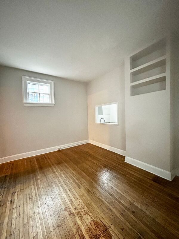 Building Photo - 24 E Mt Vernon Pl