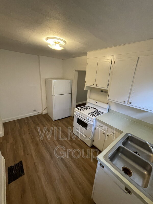 Building Photo - 890 N Gladstone Ave