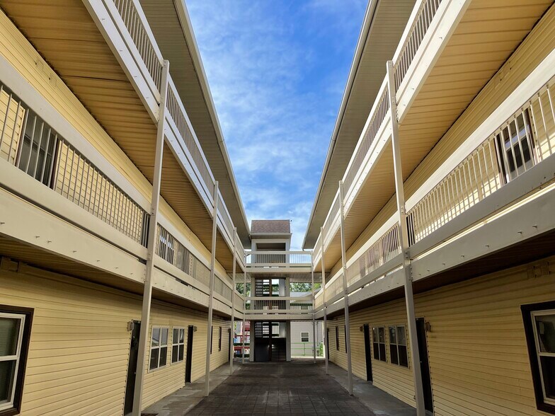 Building Photo - Royal Heights