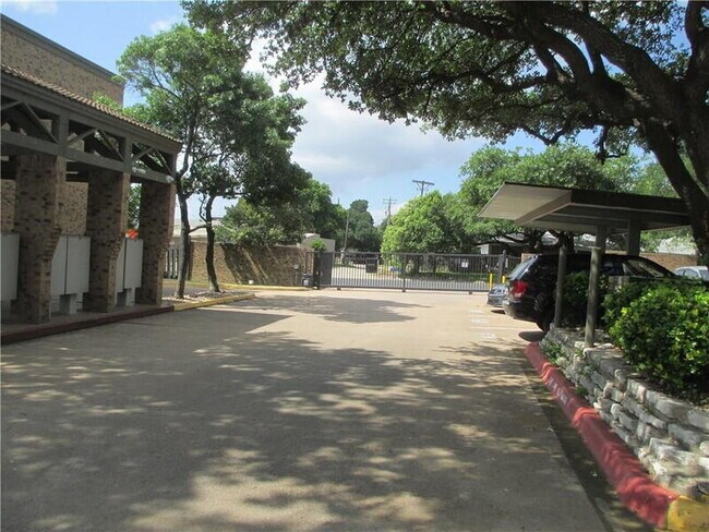 Building Photo - 8888 Tallwood Dr