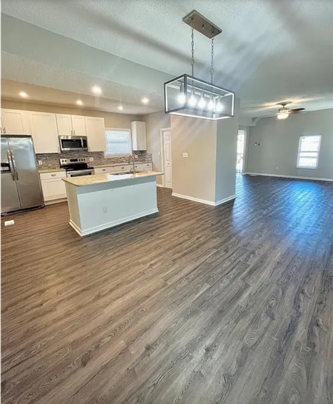 Building Photo - Welcome to this charming 3-bedroom, 2-bath...