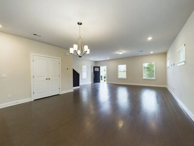 Building Photo - 3 Bed/2.5 Bath Beautiful Newer Constructio...