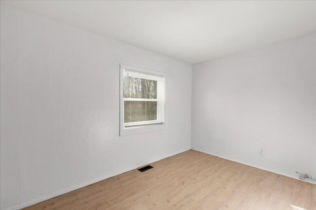 Building Photo - 28 Crescent Dr