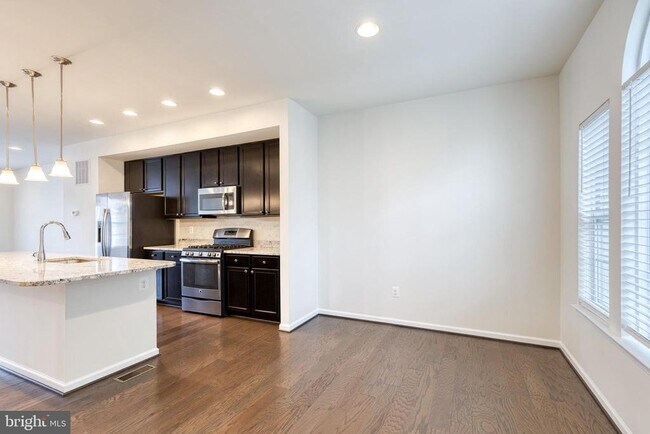 Building Photo - 1308 Ray Ln