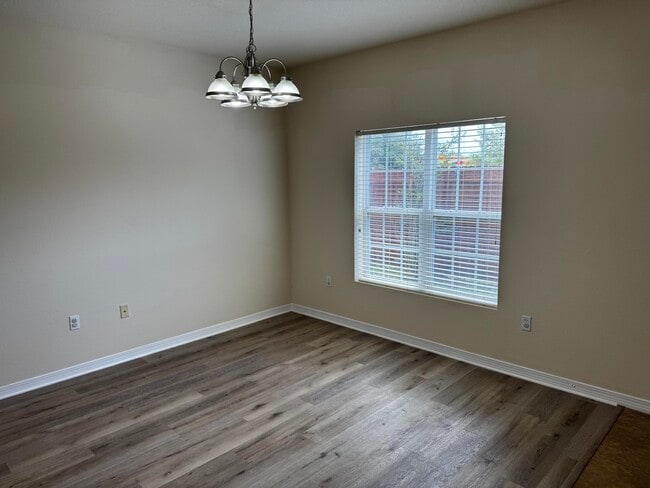 Building Photo - 1512 Bentley Cir
