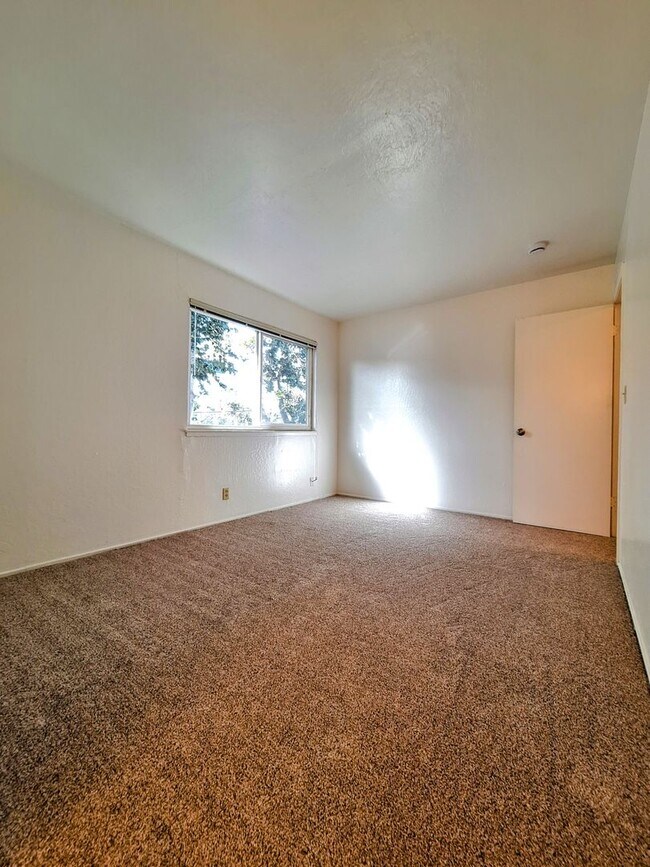 Building Photo - Refurbished 3bd Townhouse Style Apartment