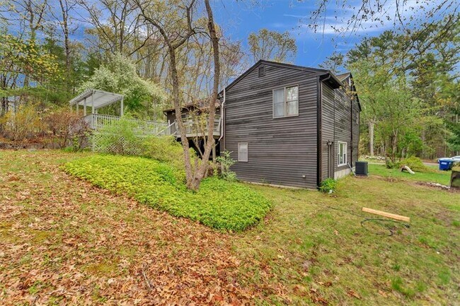 Building Photo - 367 Plain Meeting House Rd