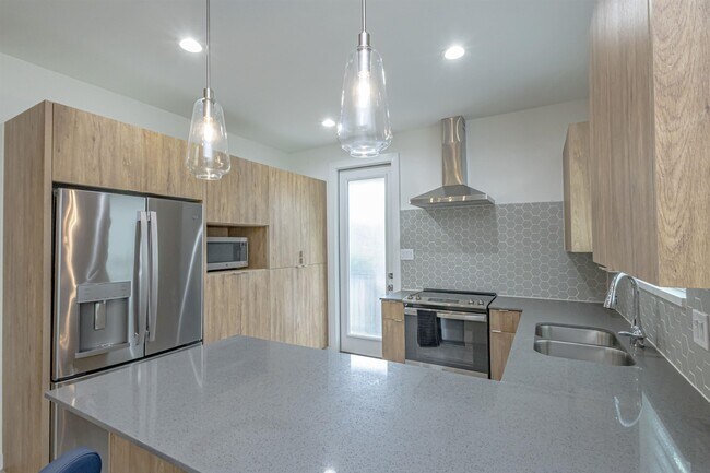 Building Photo - 423 Deer Path Lp