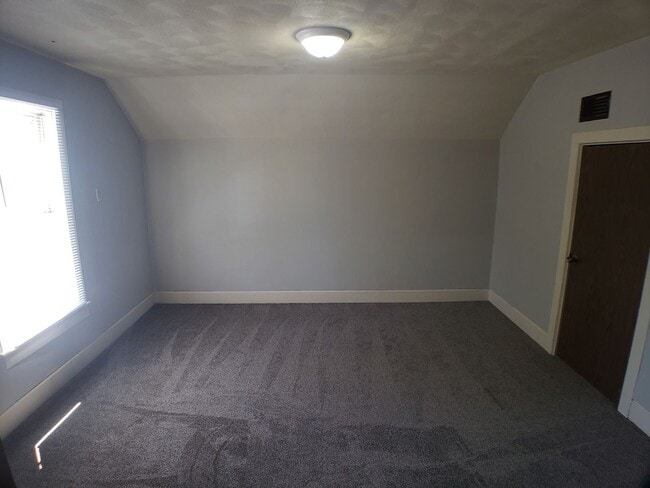 Building Photo - Cozy 2 Bedroom 1 bath Upstairs with Garage