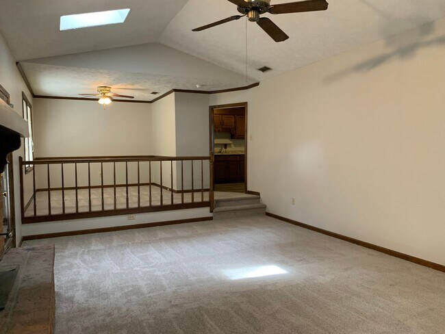 Building Photo - For Rent - Quiet neighborhood but close to everything!!