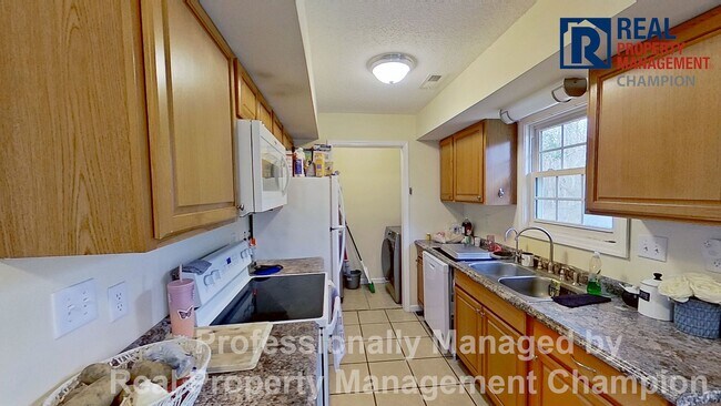 Building Photo - Adorable 3 BD/ 1.5 BA Home with Attached Garage and Large Fenced Yard